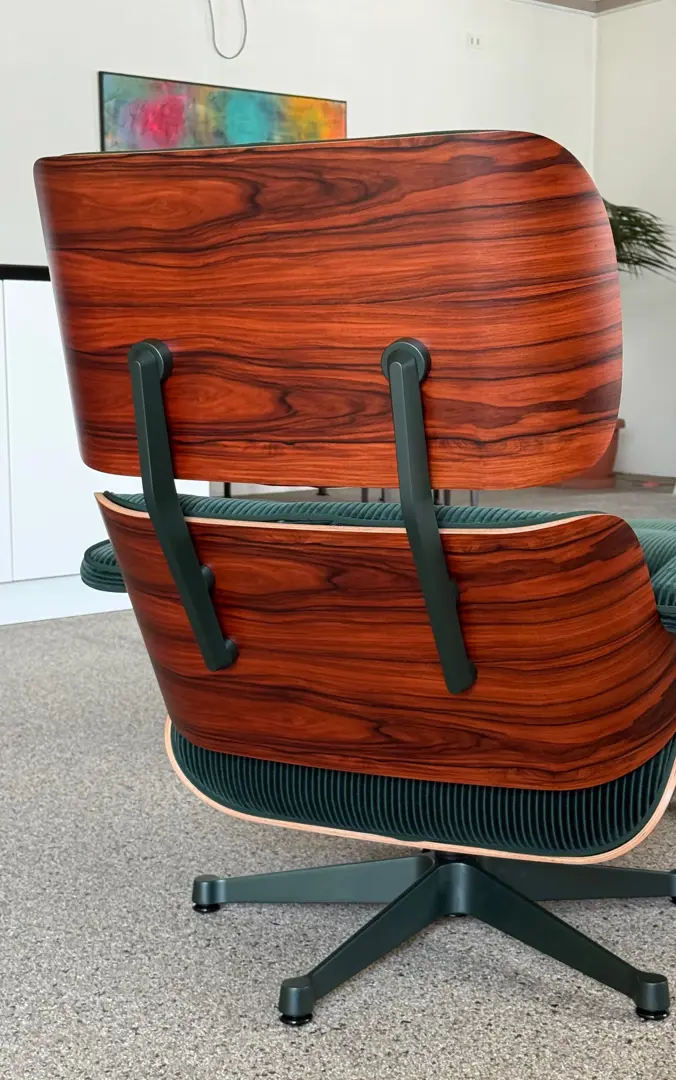 eames-lounge-chair---ottoman-special-edition--phlox-verde-1_125636