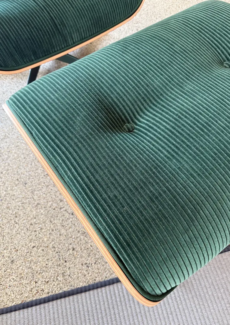 eames-lounge-chair---ottoman-special-edition--phlox-verde-1_125636