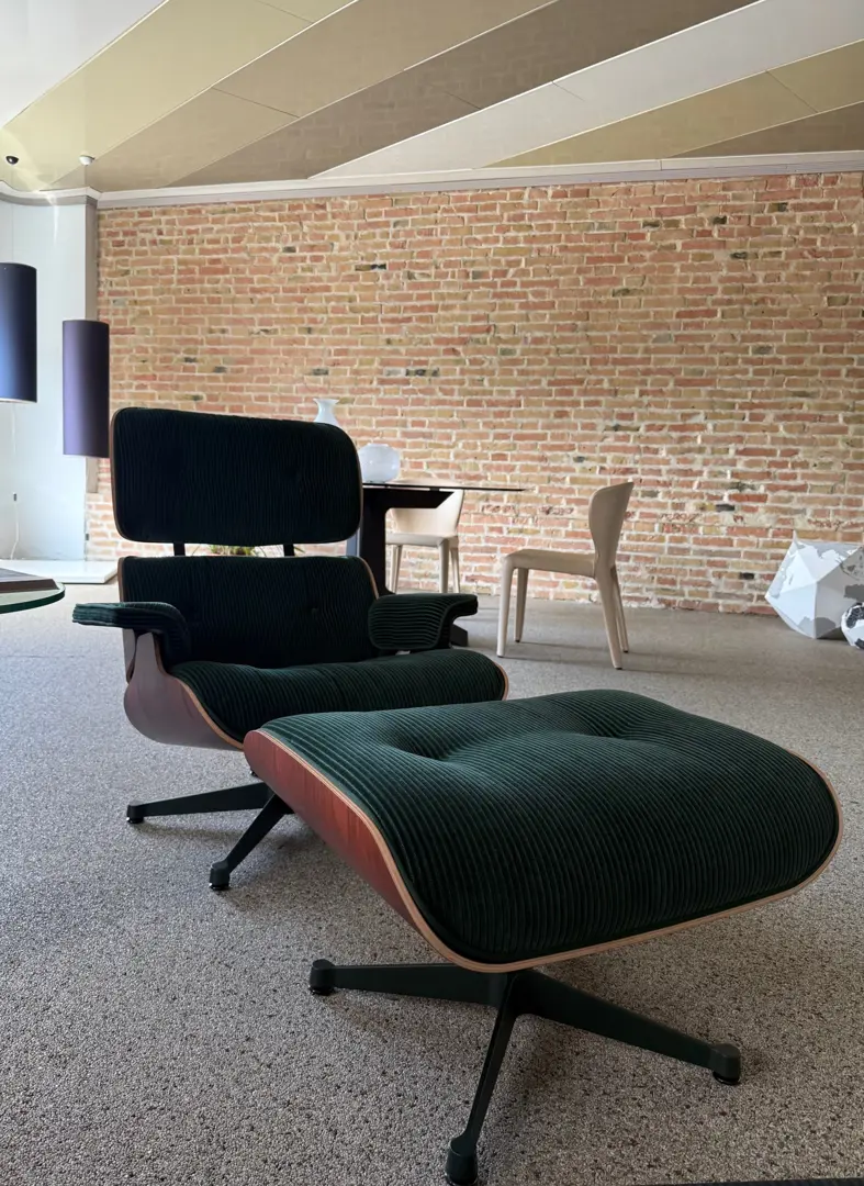 eames-lounge-chair---ottoman-special-edition--phlox-verde-1_125636